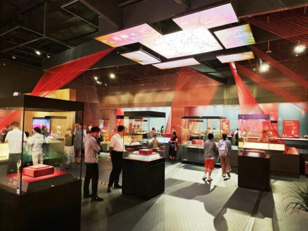 “看·见巨贾”大展今天来了四件高深文物