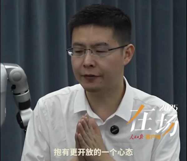 机器东说念主跌倒了，扶不扶？