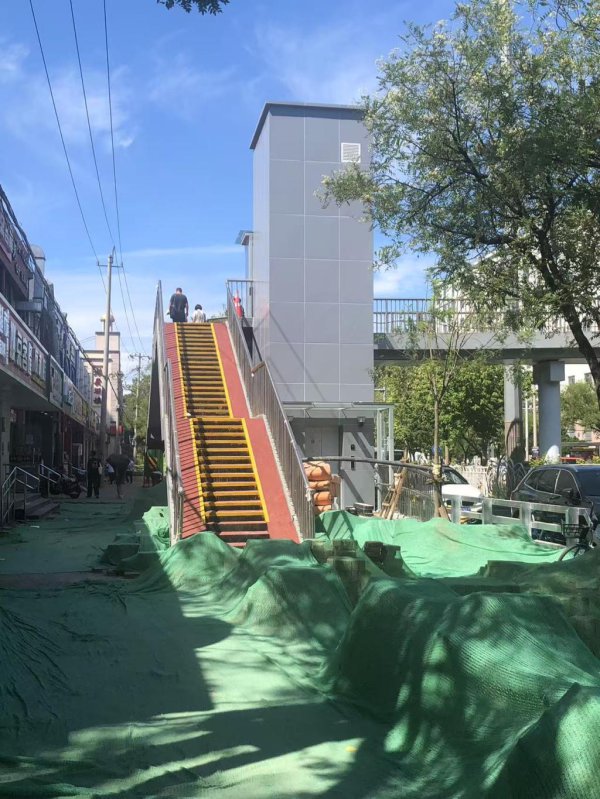 跟踪|中日友好病院前的过街天桥盼回电梯啦