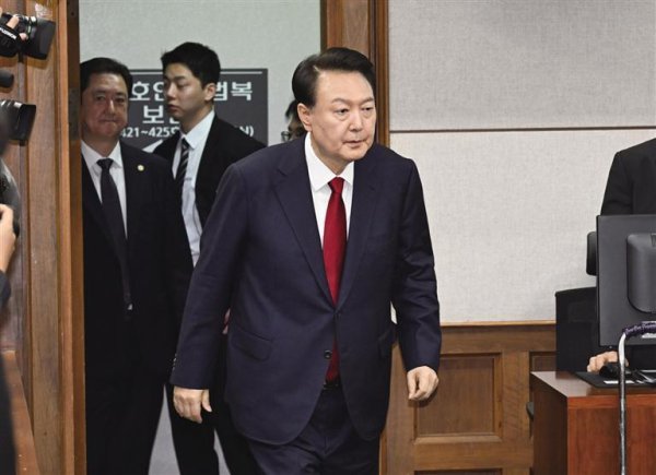 韩国，万东谈主告状尹锡悦