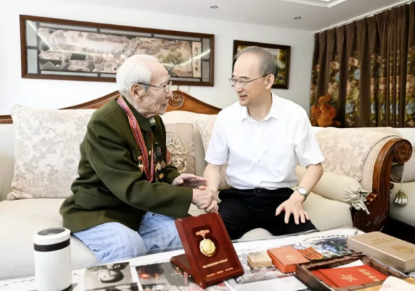 吉林省委文书慰问朱开富