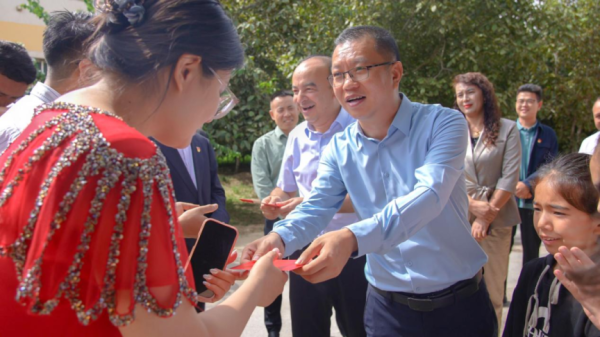 文书县长带着红包，祝贺他们大婚