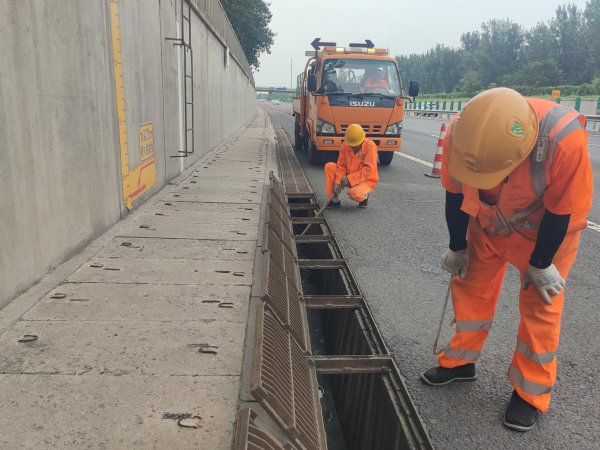应付降雨，北京高速公路千余名养护员工闻令而动