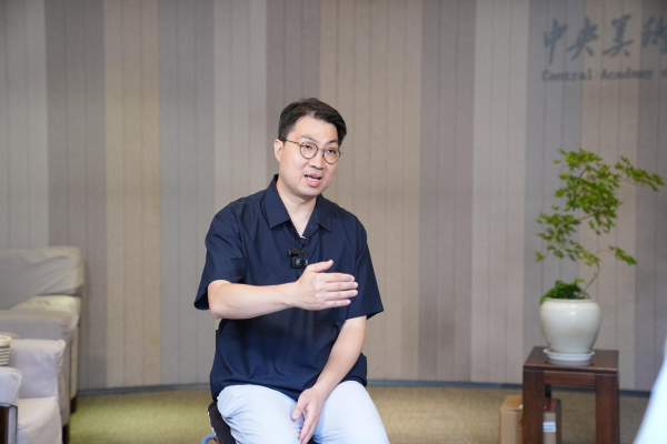 看校阅｜晨曦红、丰饶金，今天的天安门广场多了不少新色号
